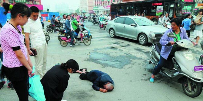 Kakek Tua Sekarat  di Jalan Masyarakat Malah Sibuk Ambil 