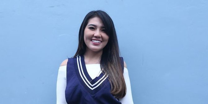 Kalahkan Ayu Ting Ting, Via Vallen Pamerkan Piala Pedangdut Terpopuler di IDA 2017