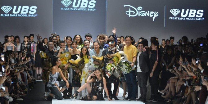 Karakter Warna Warni Mickey Mouse Hadir Di Jakarta Fashion