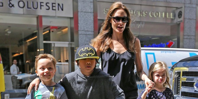 Ke Pasar Tradisional, Angelina Jolie Ajak Suami & Anaknya Belanja