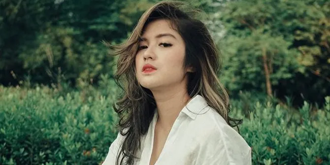 Kecanduan, Ochi Rosdiana Main Game Mobile di Lokasi Syuting 'BUKU HARIAN SEORANG ISTRI' dengan Roller Masih Nyangkut di Rambut!