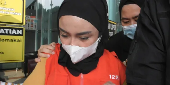 Keluar dari Kejari Jakarta Selatan Pakai Rompi Tahanan, Medina Zein Langsung Ditahan di Rutan Polda Metro Jaya