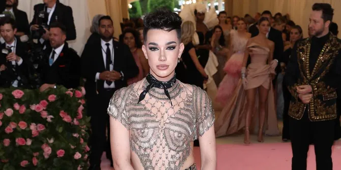 Kembali ke Youtube, Video James Charles Langsung Trending
