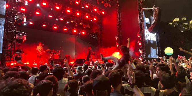 Kembali Manggung Setelah 3 Bulan, FSTVLST Suguhkan Semangat Membara Lewat Penampilan Intens