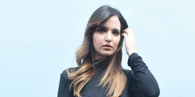 Kenakan Black Mini Dress Nia Ramadhani Tampil Hot Menggoda