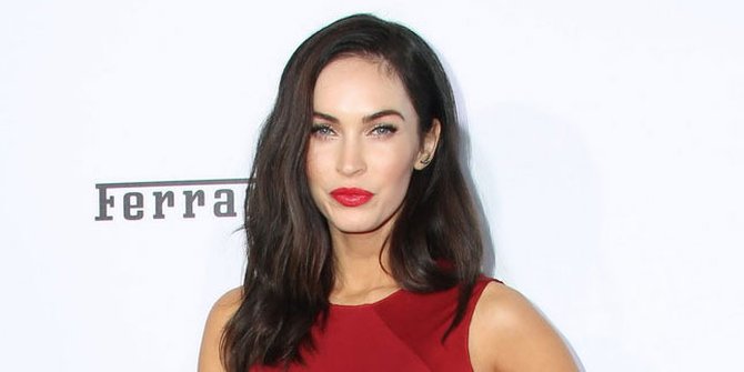 Kenakan Dress Elsa Frozen, Putra Megan Fox Jadi Sorotan