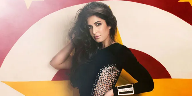 Kenakan Dress Ketat Nuansa Hitam, Katrina Kaif Pamer Lekuk Tubuh