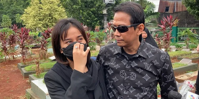 Kenang Memori Masa Kecil Vanessa Angel, Doddy Sudrajat Datangi Makam Mendiang Sang Putri