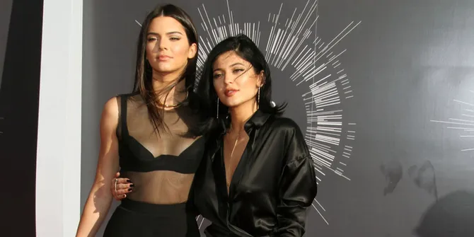 Kendall - Kylie Jenner Ekspos Kaki Seksi di Red Carpet AMA 2014