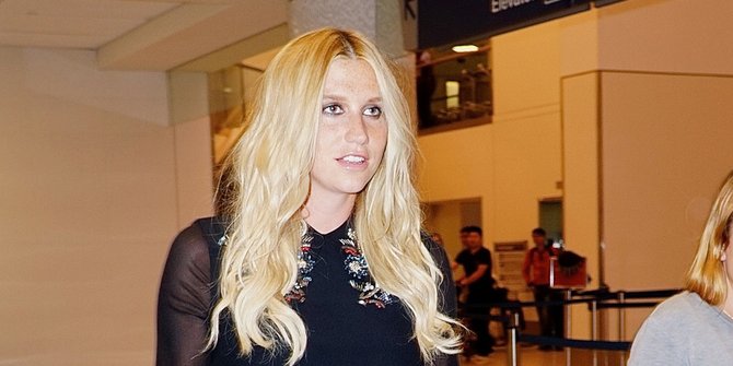 Kesha Jalan-Jalan di Pantai Pakai Bikini, Menurutmu Seksi?