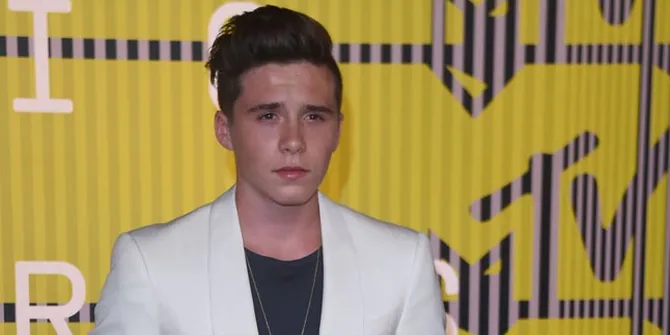 Ketahuan Hang Out Bareng, Inikah Pacar Baru Brooklyn Beckham?