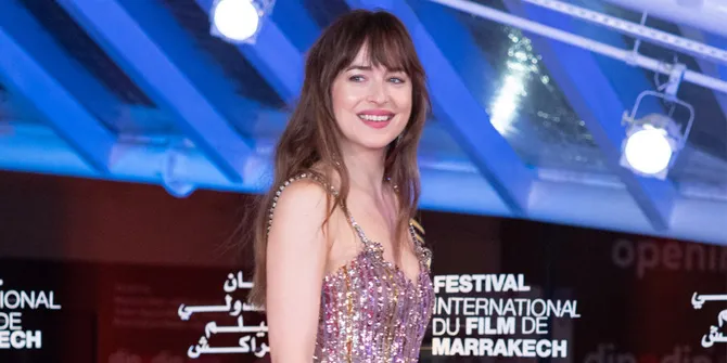 Ketahuan Pakai Cincin Besar, Dakota Johnson Diam-Diam Sudah Tunangan dengan Chris Martin?
