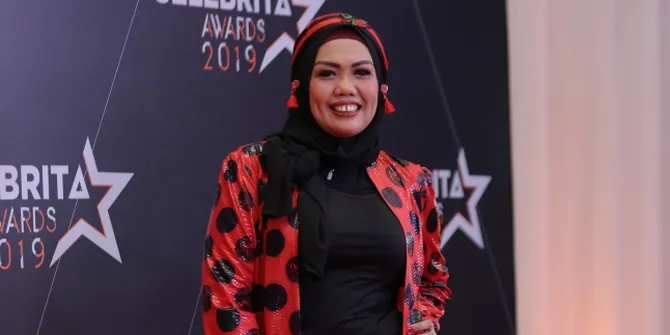 Ketemu Gisella Anastasya dan Tyas Mirasih di Polda Jatim, Elly Sugigi Ikut Bikin TikTok Bareng