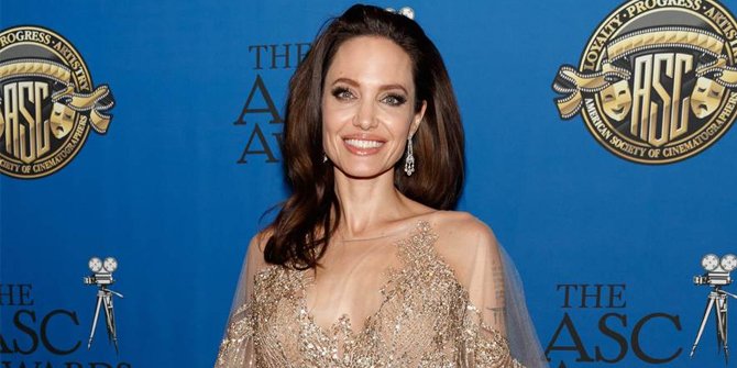 Ketika Angelina Jolie Berdandan Bak Bangsawan Inggris, Cantik Banget!