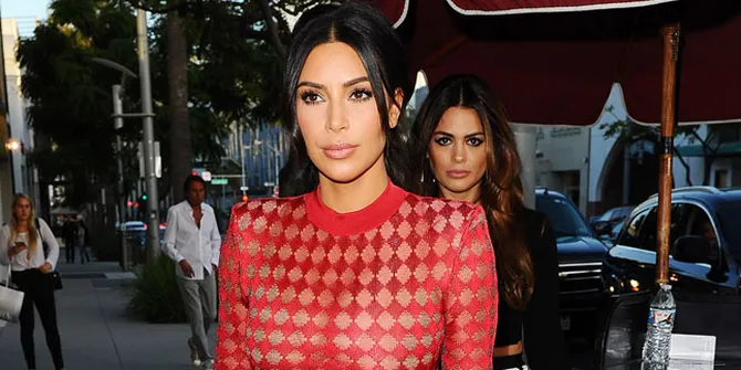 Kim Kardashian Akui Susah Cari Baju  Yang Unik  dan Pas di 