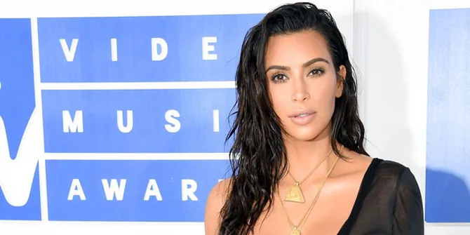 Kim Kardashian - North West Kompak Tampil Seperti Putri Jasmine