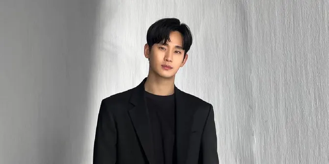 Kim Soo Hyun Dikabarkan Mulai Jalani Syuting Iklan untuk Brand Fashion Asal Filipina Usai Vakum Setahun