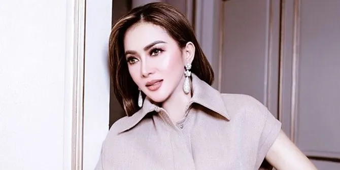 Kocak Abis! Begini Aksi Syahrini Pakai Penutup Nasi Jadi Topi, Model Baru Kata Mama Mertua
