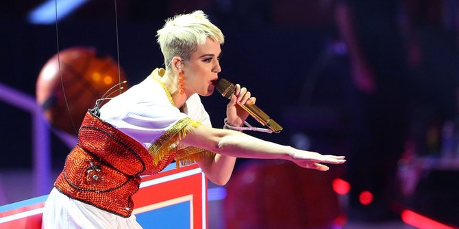 Kocak, Katy Perry Lepas Wig di Panggung Grand Final American Idol 2018!