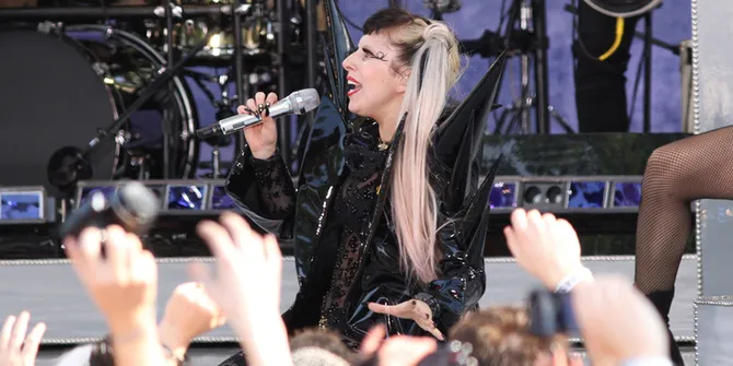 Kolaborasi Dengan U2, Lady Gaga Hanya Pakai Bikini