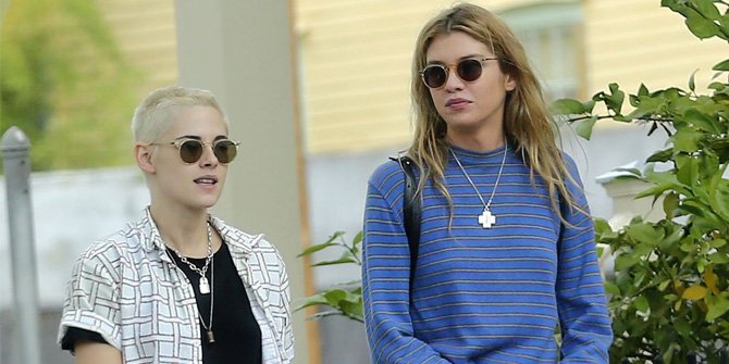 Kristen Stewart & Stella Maxwell Tertangkap Ciuman di Dalam Mobil