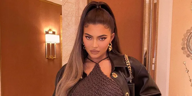 Kylie Jenner Pamer Foto Bareng Travis Scott, Umumkan Sudah Balikan?