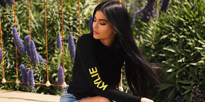 Kylie Jenner Unggah Foto & Umumkan Nama Bayinya di Instagram