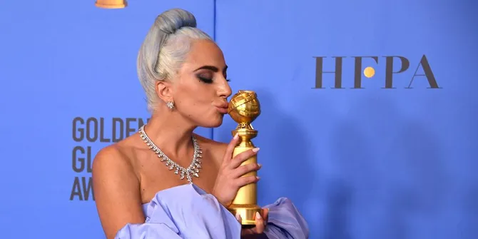 Lady Gaga Bawa Pulang Piala Golden Globes, Ini Perayaan Kemenangannya