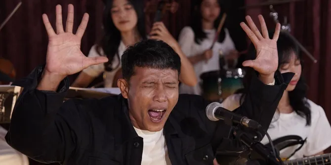 Lamlam Vokalis Closehead Tunjukkan Sisi Lainnya di Get Closer with Mercusuar Show