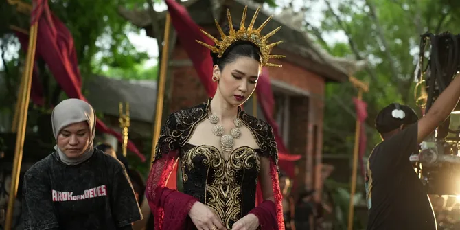 Laura Basuki Jadi Buah Bibir Warganet, Kenakan Baju Ratusan Juta hingga Perhiasan Senilai 5 Miliar di Film 'HEARTBREAK MOTEL'