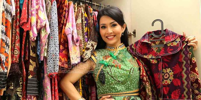 Lestarikan Budaya Indonesia, Ratna Listy Pilih Koleksi Batik