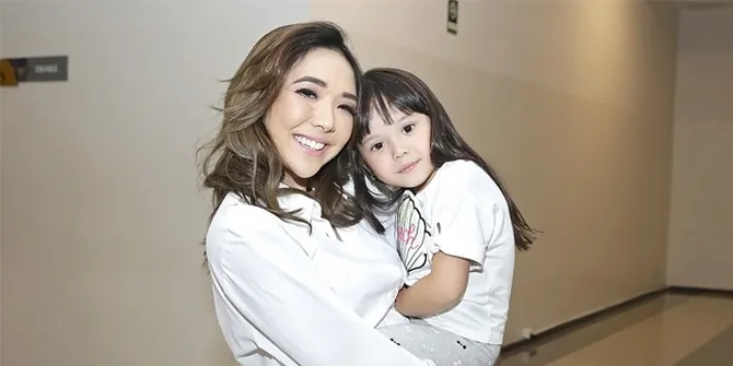 Libur Natal &#38; Tahun Baru, Gisel Bakal Habiskan Waktu Bareng Gempi dan Gading Marten?