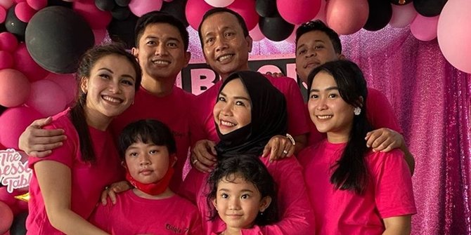 Liburan Akhir Tahun Bareng Keluarga Ayu Ting Ting Ajak Adit Jayusman