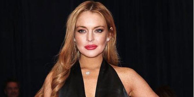 Lindsay Lohan Jual Baju Bekas Untuk Bayar Pajak 