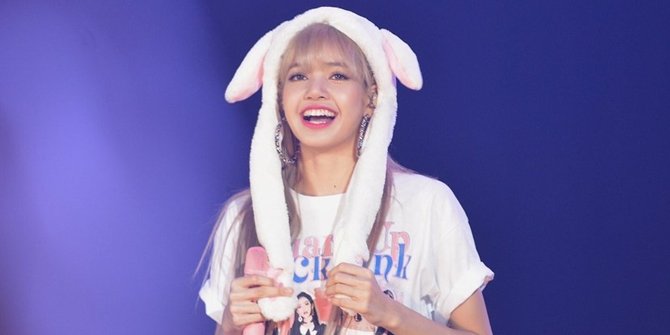 Lisa BLACKPINK Pakai Kostum Lebih Tertutup Saat Tampil Solo di Konser