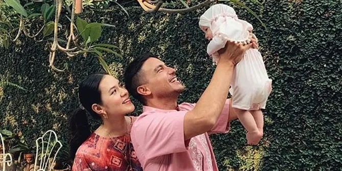 Lucunya Baby Zalina Anak Raisa dan Hamish Daud Merangkak, Main Sama Kucing Sampai Masuk Kolong Meja