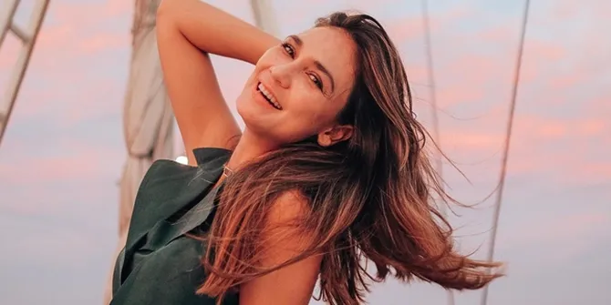 Luna Maya Jadi Fotografer Dadakan Fans BTS di Konser Las Vegas, Tetap Stunning Aura Model Nggak Hilang