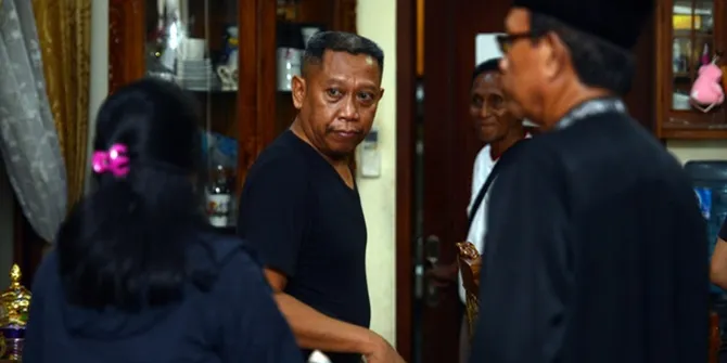Makamkan Almarhumah Susi, Tukul Arwana Tak Kuasa Menahan Tangis