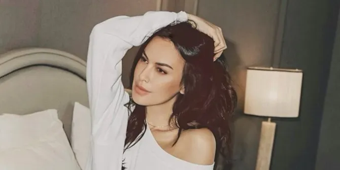 Makin Body Goals, Sophia Latjuba Bagikan Rutinitas Cantiknya Selama Berdiam Diri di Rumah