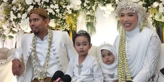 Makin Cinta Suami, Fitri Tropica Ungkap Momen Haru Saat Berhijab di Hari Ulang Tahun Pernikahannya