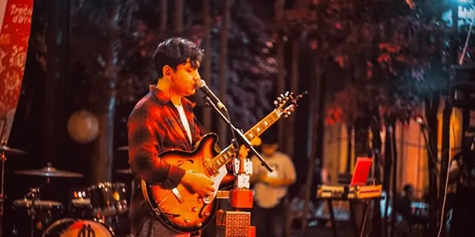 Makna Lagu Cool Enough for You - Skyline, Artinya tentang Cinta, Rasa Tidak Pantas, dan Tekad untuk Berubah