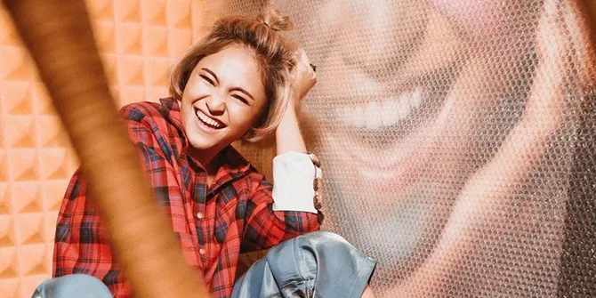 Marshanda Dandan Nyentrik dan Berpose di Atas Mesin Cuci, Netizen: Ngapain Kak?