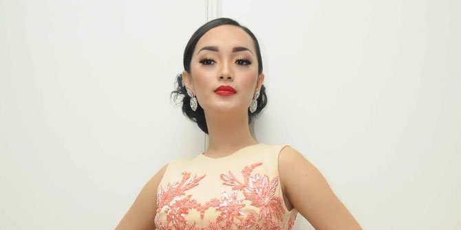 Mata Kiri Dibungkus Perban, Ada Apa Dengan Zaskia Gotik?