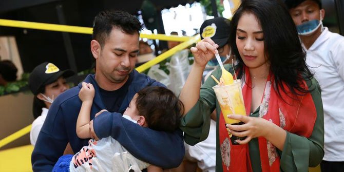 Mengantuk Saat Ikuti Jadwal Ortu, Rafathar Tidur di Pelukan Raffi Ahmad