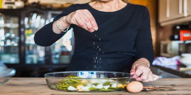 Mengapa Chef Menaburkan Garam dari Jarak Tinggi? Ini Rahasia Dibaliknya