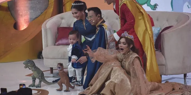 Menggemaskan, Cipung Pakai Kostum Kerajaan Sambil Membawa Mainan Dinosaurus 'Spekta 3 Dekade'