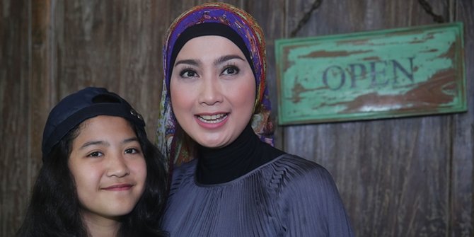 Meski Telah Jadi Mantan, Anak Desy Ratnasari Panggil Irwan Daddy