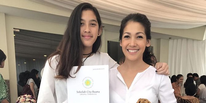 Mieke Amalia Terharu Anaknya Lulus SMP, Sudah Semakin Dewasa