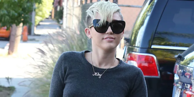 Miley Cyrus: Aku Menangis Karena Anjingku Mati