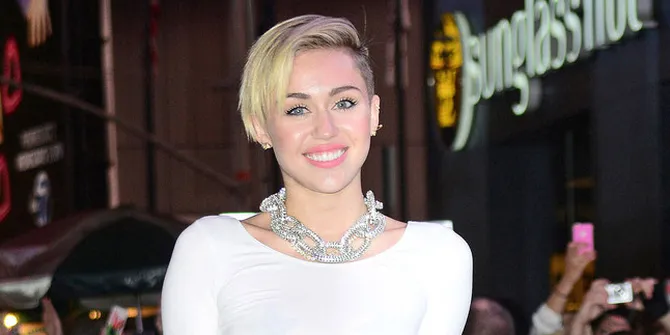 Miley Cyrus Pajang Foto Mesra Bareng Michael Jackson?